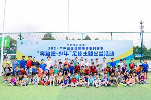新赛季的精彩瞬间：詹姆斯助攻 埃奇库姆强势扣篮！